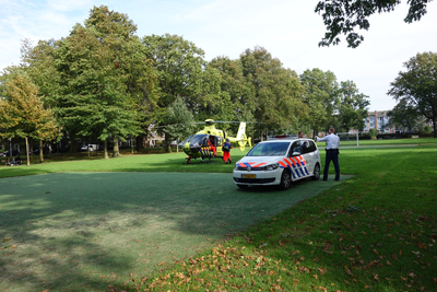 818340 Afbeelding van een traumahelikopter die geland is in het Majellapark te Utrecht om eerste hulp te bieden bij een ...